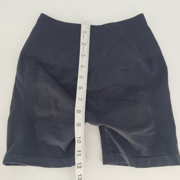 alphalete Athletics black womens Amplify Short 4.5" but scrunch size small - Picture 4 of 8